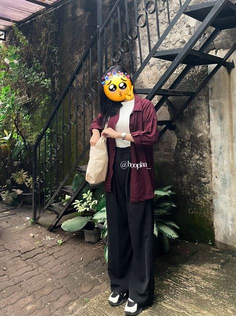 black cullote trousers oversize maroon shirt Maroon Outfit Ideas, Maroon Shirt Outfit, Maroon Hijab, Brown Hijab, Modest Shirt, Oversized Shirt Outfit, Maroon Outfit, Stylish Outfits Casual, Outfits Hijab