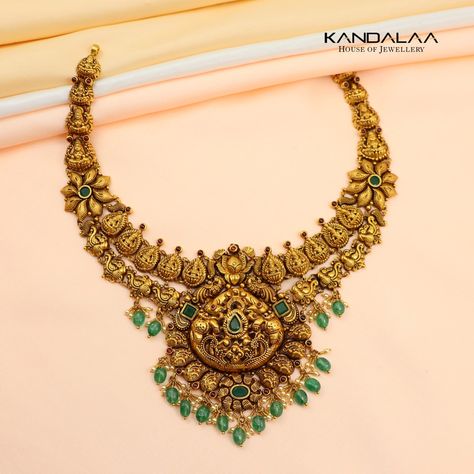 This stunning antique gold nakas necklace features intricate detailing and vibrant emerald stones, blending vintage charm with modern sophistication for a truly captivating piece. Perfect for any occasion, it adds a touch of timeless beauty to your jewelry collection. Gold Jewels Design, Neck Pieces Jewelry, Antique Necklaces Design, Gold Chain Design, Gold Long Necklace, Gold Jewelry Simple, Jewelry Simple, Gold Jewellery Design Necklaces, Gold Necklace Designs