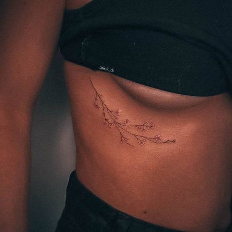 Top 100 Best Side Tattoos For Women - Rib Cage Design Ideas Elegant Tattoos Ribs, Upper Rib Cage Tattoo Women, Women’s Rib Tattoo Ideas, Tattoo Ideas On Rib Cage, Rib Plant Tattoo, Flower Tattoos On Rib Cage, Tatto Under Booba, Rib Cage Quote Tattoos, Women Rib Tattoo Ideas