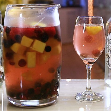 Tipsy Bartender Recipes, Pineapple Sangria, Frozen Sangria, Raspberry Sangria, Frozen Fruit Recipes, Fruit Sangria, Wine Cocktail Recipes, Sangria Cocktail, White Wine Sangria