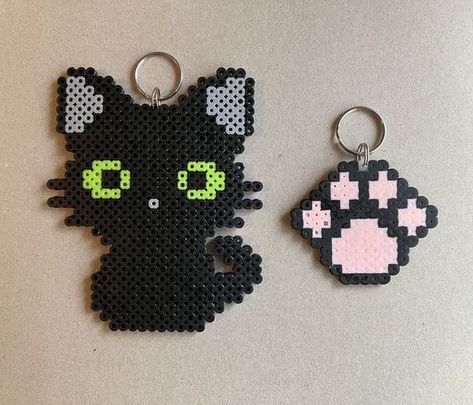 Peeler Bead Cat Pattern, Black Cat Perler Bead Patterns, Small Cat Perler Bead Patterns, Easy Perler Bead Ideas Simple, Peeler Bead Keychain, Perler Bead Keychain Pattern, Perler Cat, Squishmallow Perler Beads, Cat Perler Bead Patterns