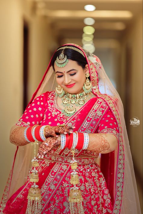 Parlour Photography, Dulhan Closeup, New Dulhan Pose, Wedding Dulhan Pose, Wedding Dulhan, Bridal Pic, Haldi Photoshoot, Single Pose, Haldi Ceremony Outfit