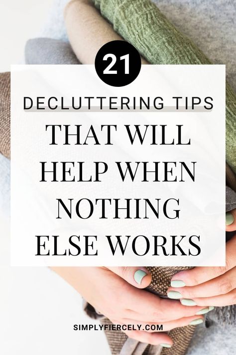 Need tips for decluttering around the home? Here are 21 decluttering tips and ideas that will help — even when nothing else seems to work. Minimalist Tips, Tips For Decluttering, Decluttering Inspiration, Decluttering Ideas, Declutter Home, Decluttering Tips, Lifestyle Hack, Minimalism Lifestyle, Household Cleaning Tips