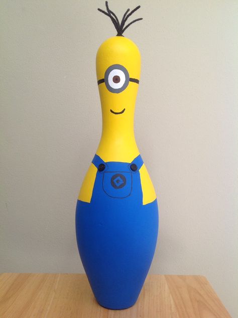 Minion from Despicable Me, made from a bowling pin!                                                                                                                                                                                 More Minion Bowling Pins, Bowling Pin Painting Ideas, Bowling Artwork, Minion Crafts, Bowling Ball Crafts, Bowling Pin Crafts, Bowling Ball Yard Art, Minion Craft, Bowling Ball Art