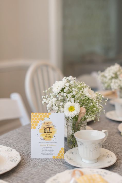 Bee Centerpieces, Bride To Bee, Bee Flowers, Centerpieces Floral, Bee Theme, Bridal Shower Theme, Wedding Shower, Shower Ideas, Bachelorette Party