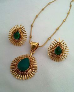 Pendent With Earrings Gold, Gold Pendent Designs Indian, Pendent Gold Design, Pendent Earrings Set Gold, Gold Lockets Indian Pendants, Chain Pendant Designs Gold, Gold Pendent Set Indian, Gold Pendent Designs, Pendent Designs Gold