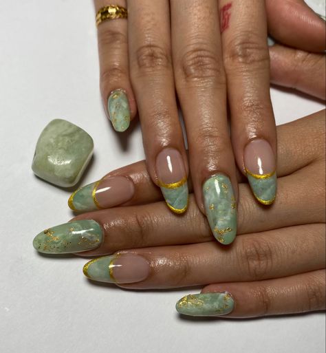 Sage And Gold Nails, Emerald Marble Nails, Bruja Nails, Sage Green And Gold Nails, Almond Nails With Gold, Green Nails Almond, Nails With Gold Details, Green Marble Nails, Fresh Nails