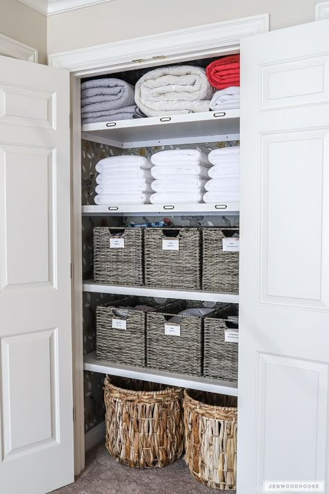 Organize A Linen Closet, Linen Closet Makeover, Diy Bathroom Storage Ideas, Linen Closet Storage, Organizing Linens, Organized Closet, Diy Organizer, Closet Hacks Organizing, Diy Bathroom Storage