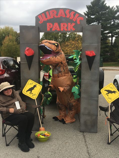 Jurassic Park Trunk-or-Treat Jurassic Park Decorations, Fête Jurassic Park, Trunker Treat Ideas, Festa Jurassic Park, Jurassic Park Birthday Party, Jurassic Park Party, Jurassic Park Birthday, Dinosaur Halloween, Dinosaur Themed Birthday Party