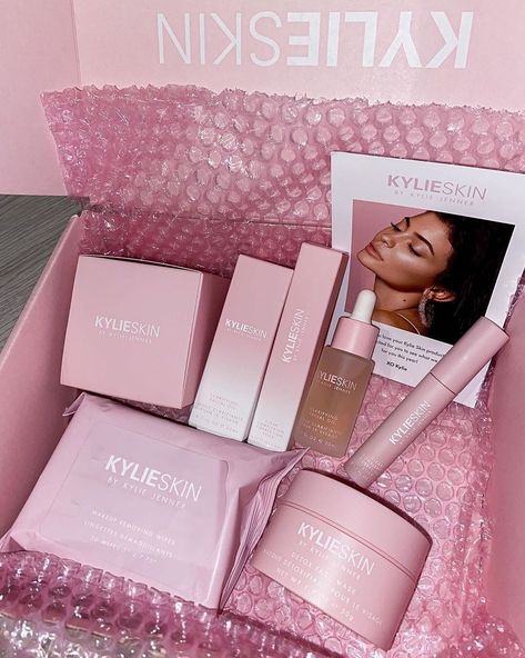 we 💗 seeing your #kylieskin pictures! what's your ride-or-die kylie skin product?! 🤩 @robdavidmeester Kyle Skin, Kylie Skin Products, Kylie Jenner Beauty, Kylie Makeup, Kylie Skin, Skin Care Business, Great Makeup, Kyle Jenner, Skincare Collection