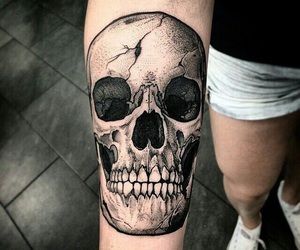 H Tattoo, Tattoo Trend, Full Sleeve Tattoos, Skull Tattoo Design, Skull Tattoos, Little Tattoos, Skin Art, Forearm Tattoos, Blackwork Tattoo