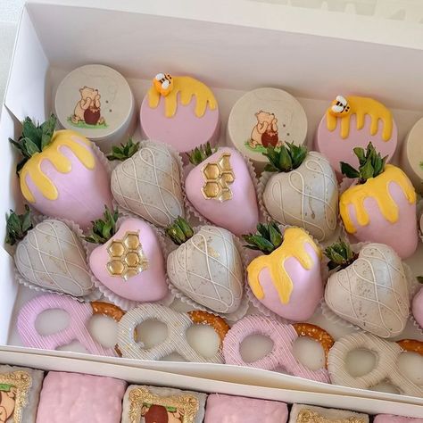 @ediblebykatia on Instagram: "Vintage Winnie the Pooh for a baby shower 🍯  Package included one dozen of each treat: • strawberries  • oreos • rice krispies • pretzels  Inspo: @dippedbyangelica 💛 🏷️ #ediblebykatia #losangeles #montereypark #dessert #partypackages #chocolatecoveredstrawberries #winniethepooh #winniethepoohbabyshower #winniethepoohtreats #winniethepoohstrawberries  #vintagewinniethepooh" Disney Strawberries, Winnie The Pooh Strawberries, Winnie The Pooh Baby Shower Desserts, Winnie The Pooh Chocolate Strawberries, Winnie The Pooh Baby Shower Treats, Baby Shower Strawberries, Strawberry Oreos, Treat Business, Pink Desserts