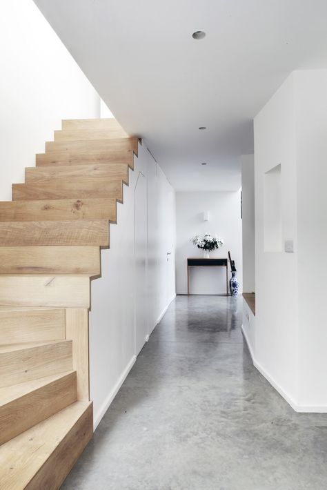 This fabulous residential project was actually a self-build in Tunbridge Wells, Kent. The client had 110m2 of flooring with split levels across the ground floor, and the architects Feneley Studio created a free-flowing design to make the most of the long, narrow space. Cool Grey polished concrete was the chosen colour, so our team laid this over the underfloor heating system that had been installed by the client. Polished Concrete Floor, Underfloor Heating Systems, Cement Wall, Concrete Forms, House Extension, Extension Ideas, Tunbridge Wells, Concrete Color, Bay House