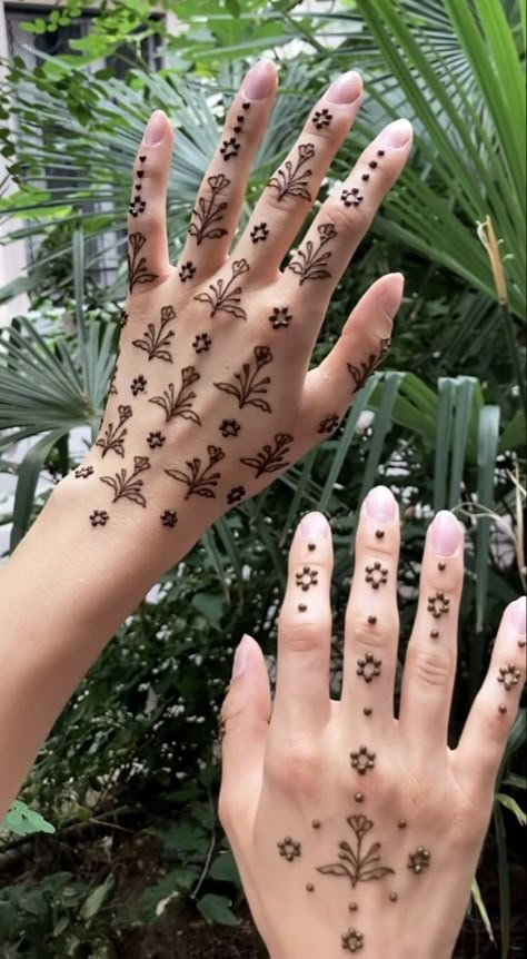 Mehndi Snapchat, Wrist Henna Designs, Tattoos Spine, Small Henna Designs, Palm Henna Designs, Henna Designs Front Hand, Henne Tattoo, Henna Designs Palm, Flower Spine Tattoos