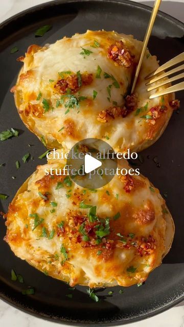 Krysten Jorgensen • Easy + Healthy-ish Recipes on Instagram: "Chicken Alfredo Stuffed Potatoes ✨ Simple but make it delicious and looking a bit fancy 😍 it’s so good y’all! I hope you enjoy 💗 Follow @thedailykale for more dinner recipes every week ✨  1 potato 1/2 cup chopped/ cooked chicken 1/2 cup shredded mozzarella Spices- garlic powder, paprika, oregano Black pepper + salt *to taste  2-3 tbsp Alfredo sauce  -Bake potato with oil and a little sprinkle of salt for 1 hour, at 400.  -Once potatoes have cooled a little bit, enough to handle them without burning yourself, cut them in half.   -Scoop potato filling out of potato, *carefully* and place in a bowl with chicken, spices, cheese and Alfredo sauce. Mix together. Place the mixture evenly into the potatoes.  -Place back in oven at 425 Stuffed Potatoes With Chicken, Stuffed Potatoes Chicken, Potato And Chicken Recipes, Bake Potatoes Recipes Stuffed, Chicken Alfredo Baked Potato, Chicken Stuffed Baked Potatoes, Baked Potatoes With Chicken, Buffalo Chicken Stuffed Potatoes, Chicken Alfredo Stuffed Potatoes