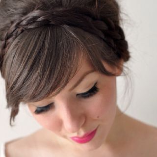 Braided headband with side swept bangs Prov 31, Swept Bangs, Smink Inspiration, Head Gear, Side Swept, Braided Hairstyles For Wedding, Penteado Cabelo Curto, Holiday Hairstyles, Braided Hairstyles Tutorials