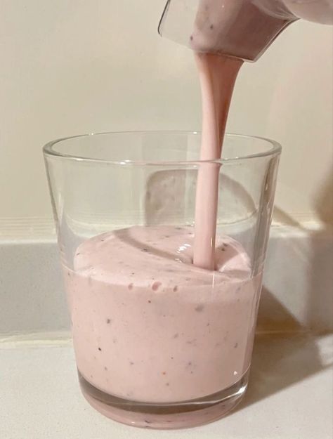 Pink Drink, Healthy Food Motivation, Think Food, Healthy Girl, Pink Girly Things, Healthy Smoothie, Pretty Food, Cute Food, Aesthetic Food