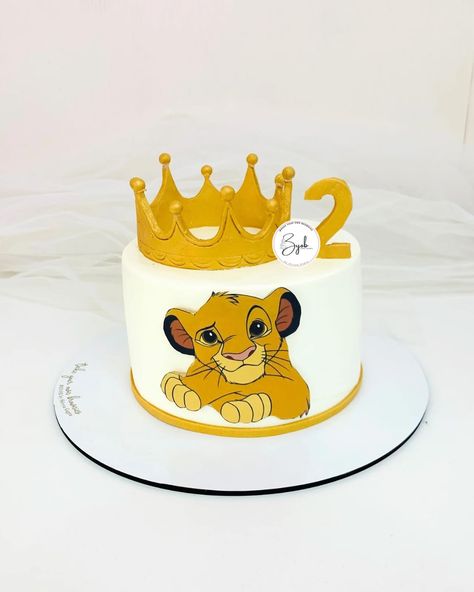 Cake Lion King Birthday, Simba Theme Cake, Lion King Birthday Cake, Simba Cake, Birthday Cake Crown, Dedication Cake, Lion King Theme, Simba Lion, Lion King Cakes