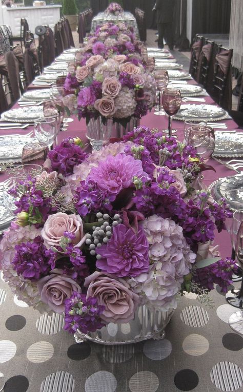 bridal shower arrangment idea Wedding Table Centerpieces Purple, Purple Wedding Centerpieces, Popular Wedding Colors, Purple Table, Tafel Decor, Wedding Entrance, Long Table, Flower Arranging, Deco Floral