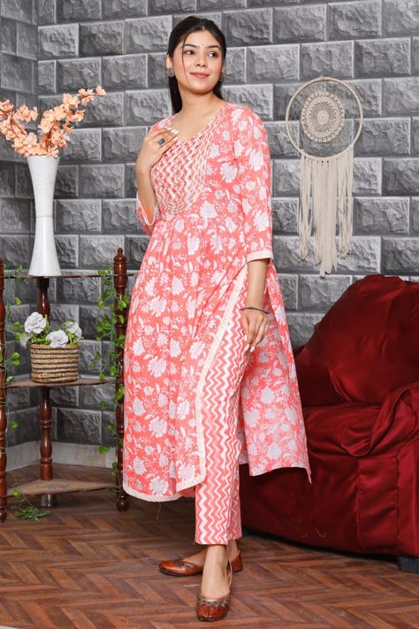 Naira Cut Kurti Design, Naira Style Kurti, Naira Cut Dress, Nyra Dress, Diy Kurti, Naira Cut Kurti, New Suit Design, Frock Suit, Cotton Suit Designs