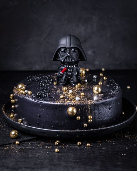 Einfache Star Wars Darth Vader-Torte Star Wars Cake Darth Vader, Darth Vader Party Decorations, Star Wars Cake Easy, Star Wars Desserts, Star Wars Darth Vader Cake, Star Wars Essen, Star Wars Baking, Star Wars Cake Ideas, Star Wars Torte