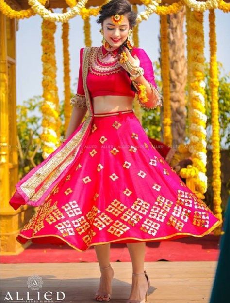 These Short Lehengas For Your Mehndi Look Are The Trendiest Thing In Town | ShaadiSaga Lehenga Choli Ideas, Lehenga For Mehndi, Mehndi Outfit For Bride, Short Lehenga, Choli Ideas, Haldi Outfit For Bride, Mendhi Outfit, Mehndi Outfit, Mehndi Outfits