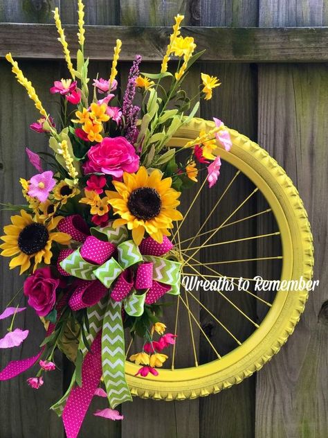 Bicycle Wheel Decor, Diy Summer Wreaths, Wheel Crafts, Spring Floral Wreath, Wheel Decor, Door Wreaths Diy, Bicycle Wheel, Diy Summer, Summer Wreaths