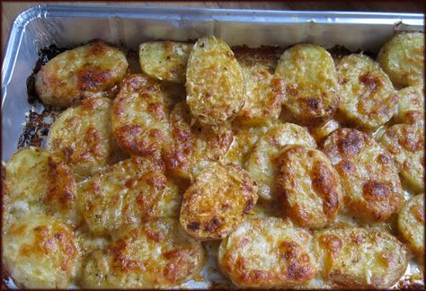 Mozzarella and Parmesan Crispy Potatoes Potatoes And Mozzarella Cheese, Potatoes With Mozzarella Cheese, Mozzarella Potatoes, Gold Potato Recipes, Fresh Mozzarella Recipe, Recipes With Mozzarella Cheese, Easy Baked Potato, Potatoe Skins Recipe, Mini Potatoes