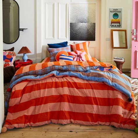 Colourful Scandinavian Bedroom, Cool Bedspreads, Bright Room Inspiration, Fun Pillows Bed, Colorful Bedding Aesthetic, Mix And Match Bedding Ideas, Mismatch Bedding, Colorful Bedding Ideas, Colorful Minimalist Bedroom