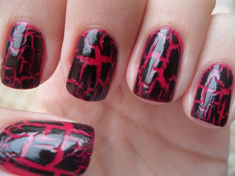 Black and red crackle nails Crackle Nail Polish, Cracked Nails, Crackle Nails, Fall Nail Polish, Nail Polish Trends, Red Nail Designs, Simple Nail Art Designs, Best Nail Art Designs, Nail Polish Designs