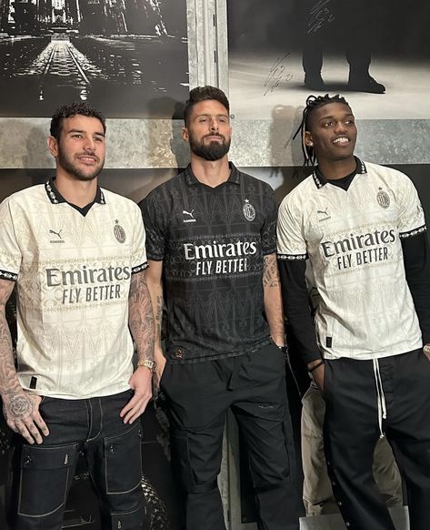 Black Men Fall Fashion, Mens Outfits Dressy, Milan Outfits, Theo Hernandez, Milan Football, Outfits Con Camisa, Football Jersey Outfit, Jersey Fashion, Ronaldo Football