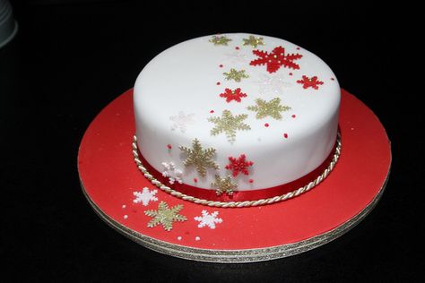 snowflake christmas cake by Andrias cakes scarborough, via Flickr Christmas Cake Designs Fondant, Xmas Cake Decorating, Winter Torte, Xmas Cakes, Christmas Cake Designs, New Year's Cake, Christmas Cake Decorations, Christmas Cake Recipes, Xmas Cake