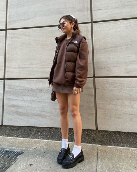 Erin on Instagram: “finally starting to feel like fall 🤎” Puffer Vest Outfit Street Style, Brown Loafers Outfit Women, Loafers Outfit Women, Korean Winter Outfits, Puffer Vest Outfit, Vest Outfits For Women, Loafers Outfit, Japan Outfit, Winter Skirt Outfit