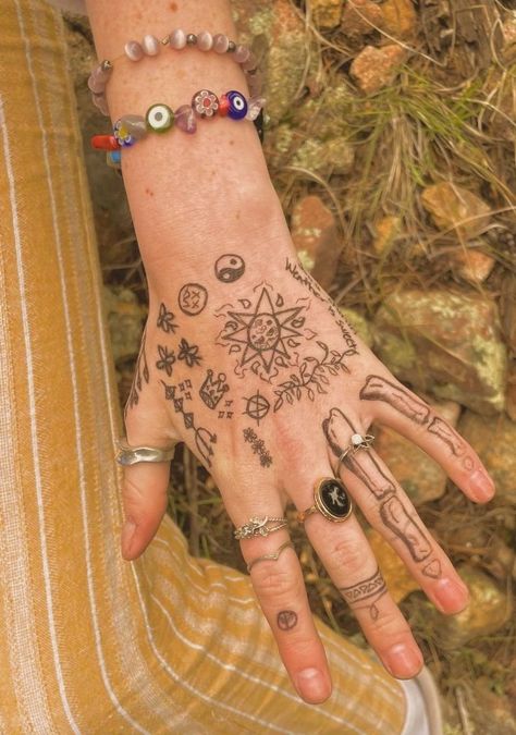 tattoos rings Artsy Hand Tattoos, Funky Hand Tattoos, Hippy Hand Tattoo, Weird Hand Tattoos, Hippie Hand Tattoos, Hippy Finger Tattoos, Ring Tattoos, Hand Tattoo, Hand Henna