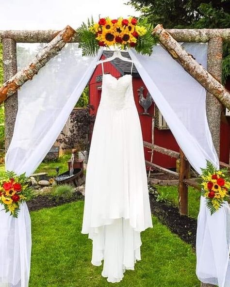 Wedding Arch Sunflowers And Roses, Sunflower Red Roses Wedding, Sunflower And Roses Wedding Theme, Sunflower And Rose Wedding Arch, Rose Sunflower Wedding, Sunflower And Rose Wedding Decorations, Sunflower Rose Wedding, Maroon And Sunflower Wedding, Sunflowers And Roses Wedding