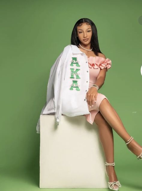 Alpha Kappa Alpha Photoshoot Ideas, Aka Sorority Photoshoot Ideas, Aka Graduation Pictures, Aka Photoshoot Ideas, Sorority Photoshoot Ideas, Aka Photoshoot, Aka Apparel, Sorority Photoshoot, Aka Sorority Gifts