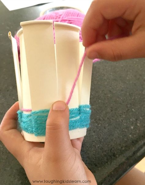 weaving yarn on a paper cup Paper Cup Yarn Basket, Paper Cup Basket Weaving, Paper Cup Weaving, Yarn Basket Weaving Diy, Paper Cup Art, Cup Weaving, Plate Weaving, Easy Weaving, Paper Basket Weaving