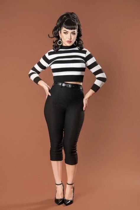 Movie Date Outfits Stile Pin Up, Girls Capri Pants, Rockabilly Mode, Mode Rock, Estilo Pin Up, Mode Retro, Rockabilly Girl, Rockabilly Outfits, Pin Up Outfits