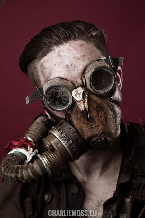 Post apocalyptic mad max inspired goggles and gas mask by Dust Monkey https://www.facebook.com/Dust-Monkey-885306338184194/ Psychic Costume, Gas Mask Tattoo, Post Apocalyptic Clothing, Apocalypse Fashion, Wasteland Warrior, Boba Fett Helmet, Post Apo, Mask Tattoo, Larp Costume