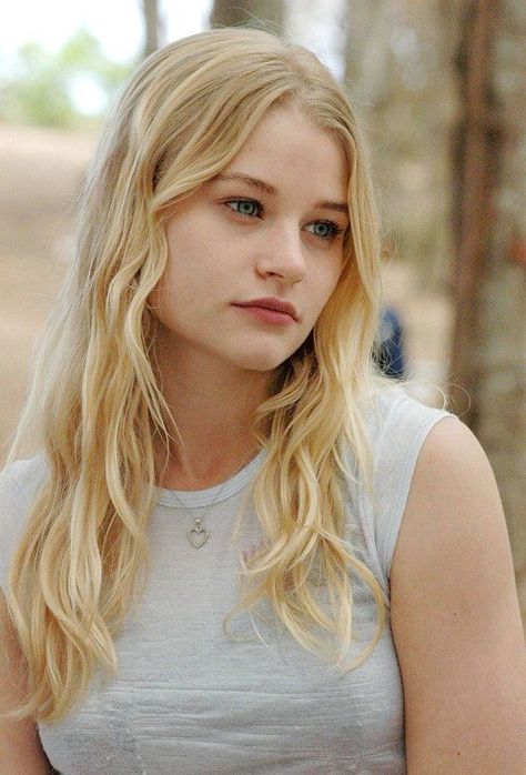 Blonde Actresses, Emilie De Ravin, Light Blonde Hair, Fashion Background, Face Facial, Blonde Hair Shades, Blonde Hair Blue Eyes, Blonde Women, Fair Skin