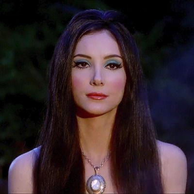 Elaine Parks, The Love Witch Movie, The Love Witch, Samantha Robinson, Vampire Pictures, Witch Makeup, Witch Outfit, Season Of The Witch, Blue Eyeshadow