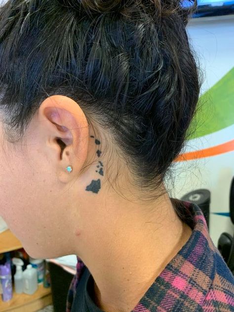 Hawaii tat Hawaiian Islands Tattoo, Hawaii Island Tattoo, Hawaiian Island Tattoo, Tattoos Behind Ear, Hawaii Tattoo, Ohana Tattoo, Hawaiian Tattoos, Behind The Ear Tattoo Ideas, Hawaii Tattoos