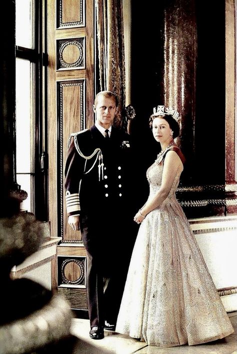 Queen Elizabeth Ii Wedding, Queen Elizabeth Wedding, Prince Philip Queen Elizabeth, Beth Webb, Queen Elizabeth Photos, Queen And Prince Phillip, Royal Family Portrait, Royal Family Pictures, Rainha Elizabeth Ii