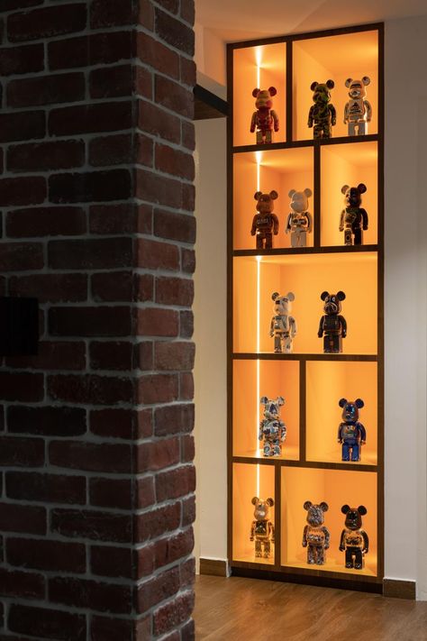 Bearbrick Display Ideas, Bearbrick 1000% Display, Bearbrick Interior Design, Kaws Figures In Room, Bearbrick Decoration, Kaws Display, Collectibles Display Ideas, Bearbrick Interior, Kaws Interior