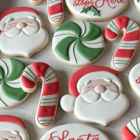 Santa Hat Cookies Decorated, Candy Cane Sugar Cookies Decorated, Present Cookies Decorated, Candy Cane Cookies Decorated, Santa Cookies Decorated, Candy Cane Sugar Cookies, Cookie Decorating Tips, Xmas Cookie, Christmas Cookie Decorating