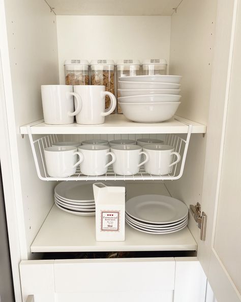 Organising Small Kitchen, Small Apartment Kitchen Storage Ideas Minimalist, Plate Cupboard Storage Ideas, Kitchen Cupboard Organiser, Cups Storage Ideas, Minimal Storage Ideas, Organising Kitchen Cupboards Shelves, Organising Kitchen Cupboards, Kitchen Cupboard Organisation