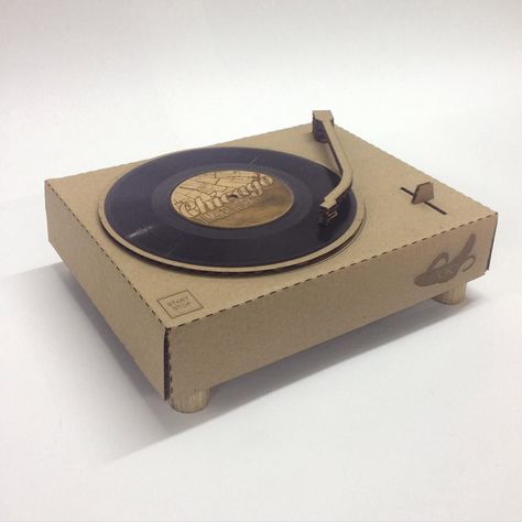 inspiration for cardboard turntable Valintine Box Ideas, Diy Record Player, Diy Record, Cardboard Art Sculpture, Creative School Project Ideas, Dramatic Play Centers, Cardboard Sculpture, Cardboard Art, Halloween Diy Crafts