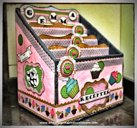 Arte, Artesania y Manualidades: CAJA RECETARIO SCRAPBOOKING RECICLADA Recipe Box Diy, Scrapbook Recipe Book, Greeting Card Organizer, Mini Album Tutorial, Altered Boxes, Paper Flower Backdrop, Mini Scrapbook, Card Organizer, Mini Scrapbook Albums