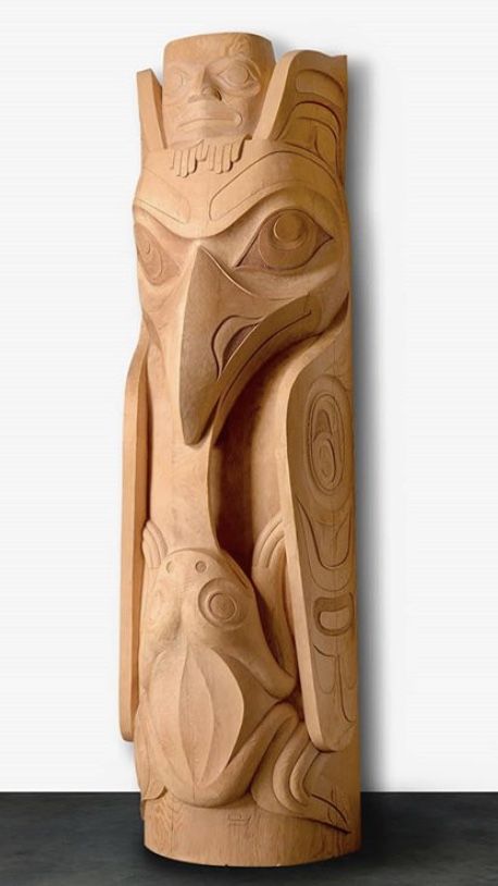 Haida Wood Carving, Wood Totems Sculpture, Bird Carving Patterns, Totem Pole Art, Wood Carving Art Sculpture, Native Artwork, Tiki Statues, Pacific Northwest Art, Simple Wood Carving