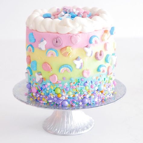 Rainbow Marshmallow Cake, Lucky Charms Smash Cake, Lucky Charm Birthday Cake, Lucky Charms Cake Ideas, Lucky Charms Birthday Cake, Lucky One Birthday Cake, Colourful Cakes Birthday, Lucky One First Birthday Girl, Lucky Charm Cake